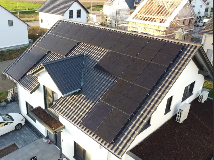 Hausdach mit Solaranlage